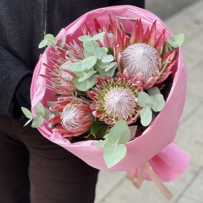 Букет из 5 протей и эвкалипта в Электрогорске
