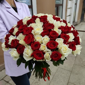 Букет из 101 красной и белой розы (50 см) в Электрогорске