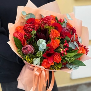 Букет "Красный закат" из калл, роз, калины, скиммии, гиперикума, сафари, гербер и капса в Электрогорске