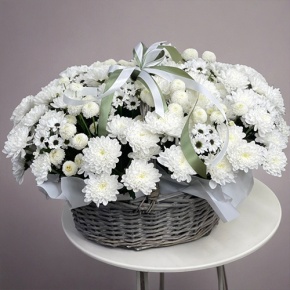 Композиция в корзине "Снежная лавина" из хризантем в Электрогорске