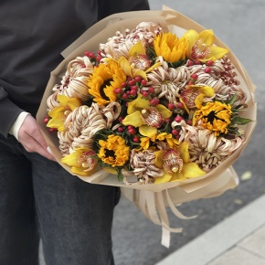 Букет "Биркин" из подсолнухов, орхидей, гиперикума, хризантем Виена в Электрогорске