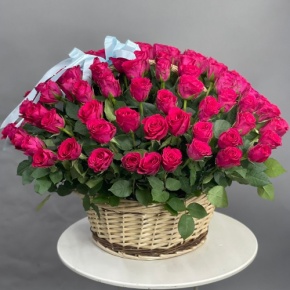 Композиция в корзине из 151 малиновой розы в Электрогорске