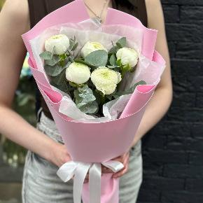 Букет-комплимент из 5 белых ранункулюсов в Электрогорске