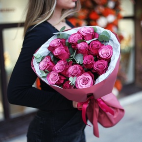Букет из 15 роз Космик с эвкалиптом (50 см) в Электрогорске