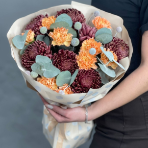 Букет "Персиковый раф" из хризантем Бигоуди, краспедии и диантусов в Электрогорске