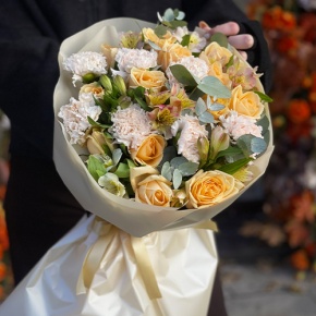 Букет "Пломбирный" из роз Аваланж, диантусов, альстромерий и эвкалипта в Электрогорске