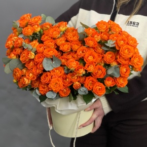 Композиция в шляпной коробке "Закат" из кустовых роз и эвкалипта в Электрогорске