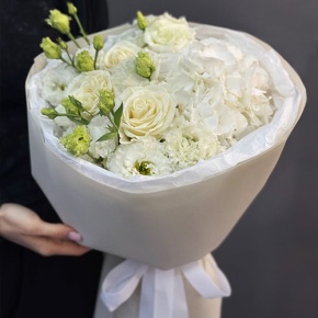 Букет "Нега" из Голландской гортензии, роз и эустом в Электрогорске