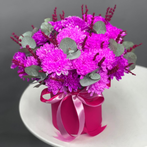 Композиция в шляпной коробке "Магия розового" из хризантем и лаванды в Электрогорске