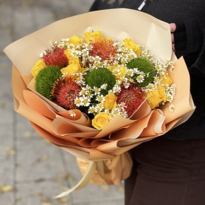 Букет "Зельда" из диантусов Lux, лимонных роз, лейко и ромашек в Электрогорске
