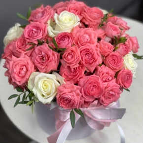 Композиция в шляпной коробке из белых и кустовых коралловых роз в Электрогорске