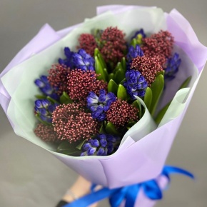 Букет "Твой яркий день" из гиацинтов и скиммии в Электрогорске