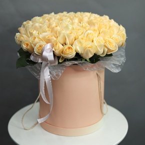 Композиция в шляпной коробке из 101 кремовой розы в Электрогорске