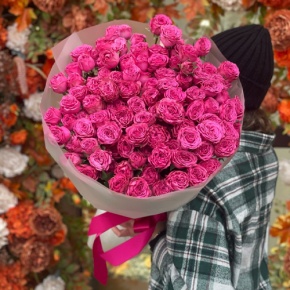 Букет из 35 малиновых кустовых пионовидных роз (60 см) в Электрогорске