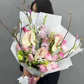Авторский букет с антуриумами, ранункулюсами и цветущими ветками магнолии в Электрогорске