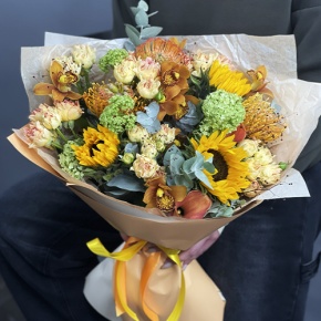 Букет "Сочиняй мечты" из подсолнухов, лейко, вибирнума, орхидей, калл, кустовых роз и талинума в Электрогорске