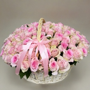 Композиция в корзине из 101 кенийской розы нежный микс (40 см) в Электрогорске