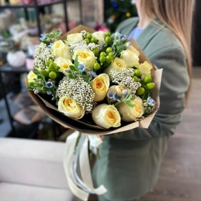 Букет "Мичиган" из пионовидных роз Баттеркап, озатамнуса, оксипеталума и гиперикума в Электрогорске