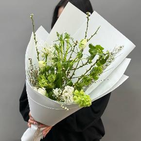 Белый букет с сиренью, ранункулюсами и тюльпанами в Электрогорске