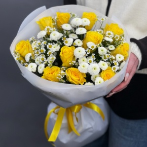 Букет "Синди" из лимонных роз, ромашек и хризантем сантини в Электрогорске