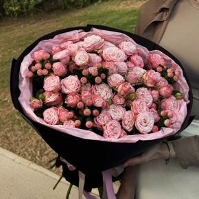 Букет из кустовых роз Бомбастик и гиперикума (50 см) в Электрогорске