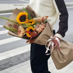 Букет "Оптимизм" из подсолнухов, листьев дуба, хризантем Виена и эремуруса в Электрогорске