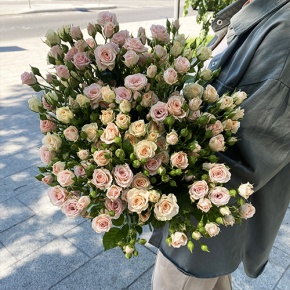 Букет из 31 кустовой розы микс (70 см) в Электрогорске