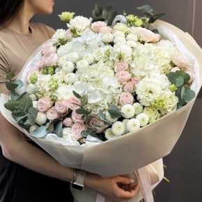 Букет "Пастелла" из кустовых пионовидных роз, Голландской Гортензии, эустомы, хризантемы Ньютон и эвкалипта в Электрогорске