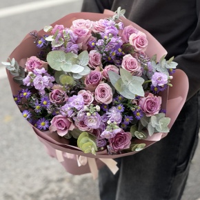 Букет "Хрустальный" из роз, астера и ароматных маттиол в Электрогорске