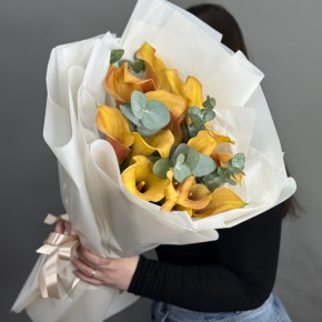 Букет из 17 оранжевых калл с эвкалиптом в Электрогорске