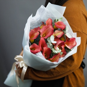 Букет из 17 нежных калл с эвкалиптом в Электрогорске