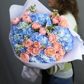 Букет "Тону в твоих глазах" из кустовых пионовидных роз Джульетта, хамелациума и гортензий в Электрогорске