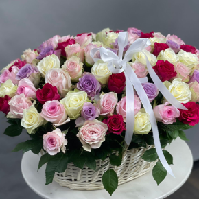 Композиция в корзине из 101 розы микс в Электрогорске