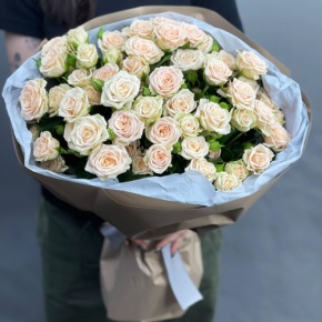Нежный букет из 17 кремовых кустовых роз (60 см) в Электрогорске