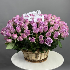 Композиция в корзине из 131 кенийской розы (40 см) в Электрогорске