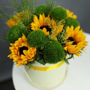 Композиция в шляпной коробке из подсолнухов и диантусов люкс в Электрогорске