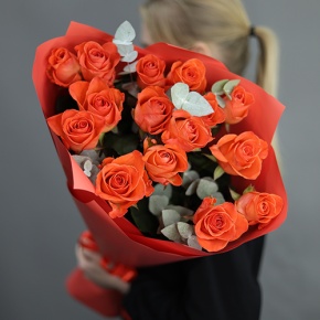 Букет из 15 морковных роз с эвкалиптом (70 см) в Электрогорске