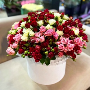 Композиция в шляпной коробке из 101 кустовой розы микс (50 см) в Электрогорске