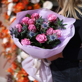 Букет "Базилио" из роз Меритим и веточек эрингиума в Электрогорске