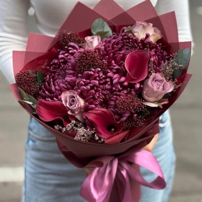 Букет "Импульс" из скиммии, калл, роз и хризантем Бигоуди в Электрогорске