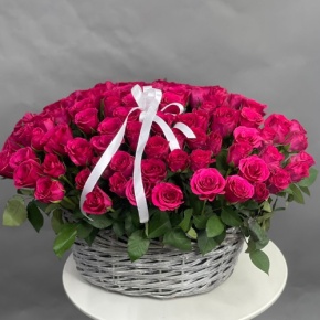Композиция в корзине из 101 малиновой розы (40 см) в Электрогорске