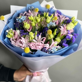 Букет "Загадка вечности" из гиацинтов, нерине, тюльпанов и оксипеталума в Электрогорске