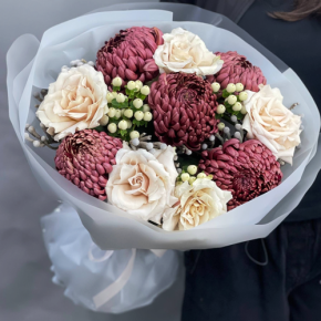 Букет "Всё что тебе касается" из хризантем Бигоуди, роз Эквадор Квиксенд и гиперикума в Электрогорске