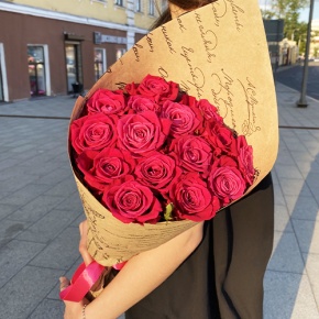 Букет из 15 роз Шангрила в крафте (60 см) в Электрогорске