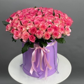 Композиция в шляпной коробке "Индиана" из 101 розы Джумилия в Электрогорске