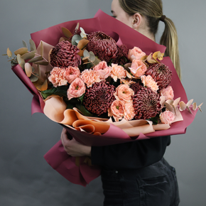 Букет "Осенний блюз" из хризантем Бигоуди, диантусов, скиммии и роз Риджентс парк  в Электрогорске