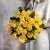 Букет из 25 лимонных роз с рускусом (40 см) в Электрогорске