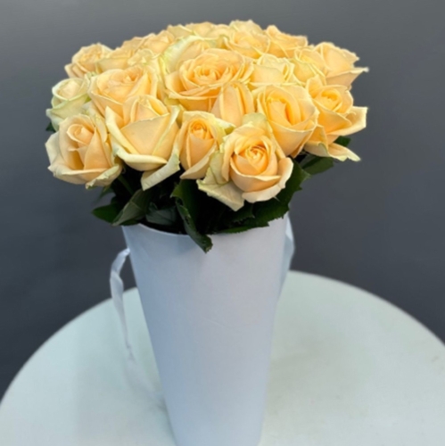 25 кремовых роз в конусе в Электрогорске