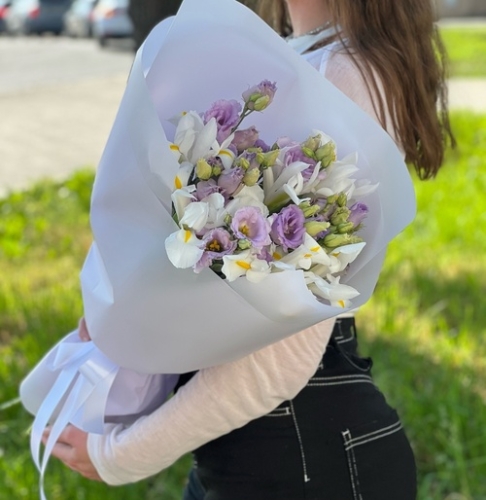 Букет "Вива ла дива" из эустом и ирисов в Электрогорске