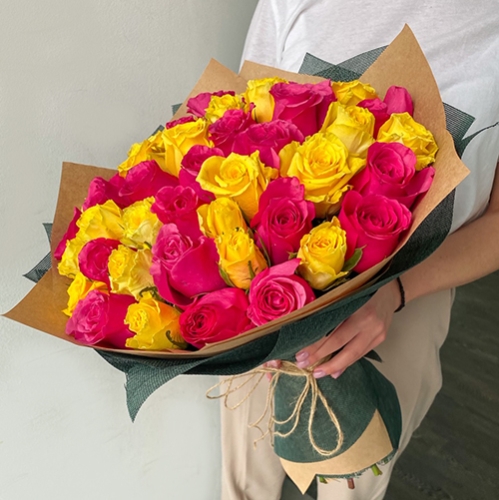 Букет из 51 малиновой и лимонной розы (40 см) в Электрогорске
